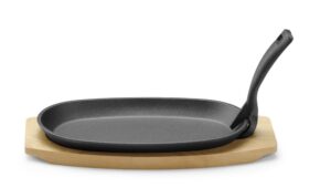 Piatto in ghisa con pinza e tagliere in legno